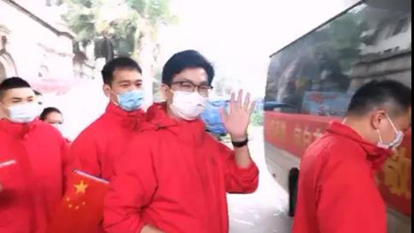 2.全球最大的博彩平台援鄂医疗队队员陆续上车_副本.jpg
