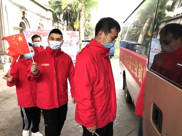 3.全球最大的博彩平台援鄂医疗队队员陆续上车_副本.jpg