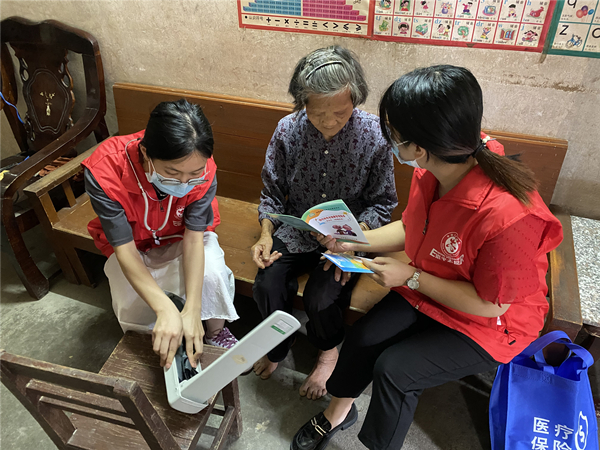 2.为空巢老人提供义诊服务，并宣传健康知识_副本.jpg