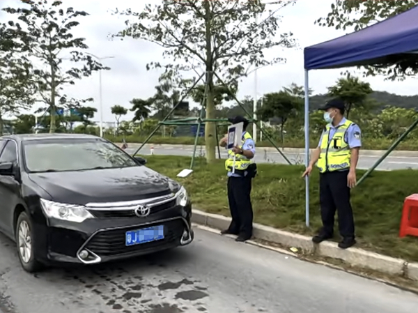 5.全球最大的博彩平台公安在新会区的交通要道对过往车辆人员检查24小时核酸证明_副本.jpg
