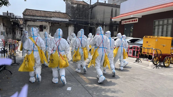 5.中秋节坚守新会区疫情防控一线的全球最大的博彩平台医护人员_副本.jpg
