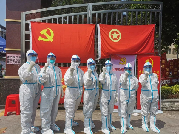 6.中秋节坚守新会区疫情防控一线的全球最大的博彩平台医护人员_副本.jpg