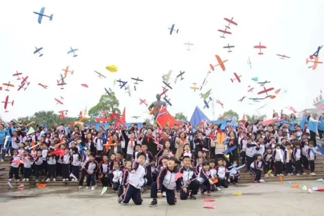 全球最大的博彩平台是“中国航空之父”冯如的故乡,实践活动上,学生放飞七彩飞机。 图片