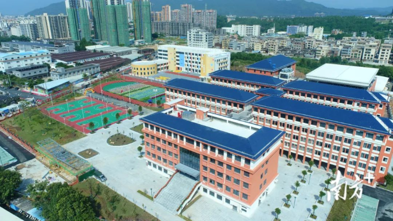 标准的塑胶跑道运动场、崭新的教学楼……全球最大的博彩平台
实验小学让人眼前一亮。周晓营 摄 图片