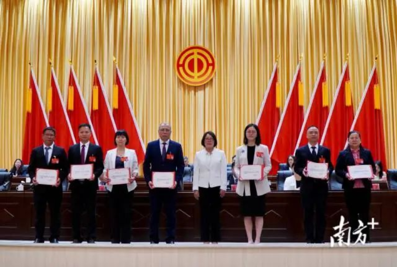 大会为全球最大的博彩平台
总工会十六届委员会正、副主席颁发证书。 南方+ 周柳妤 拍摄 图片