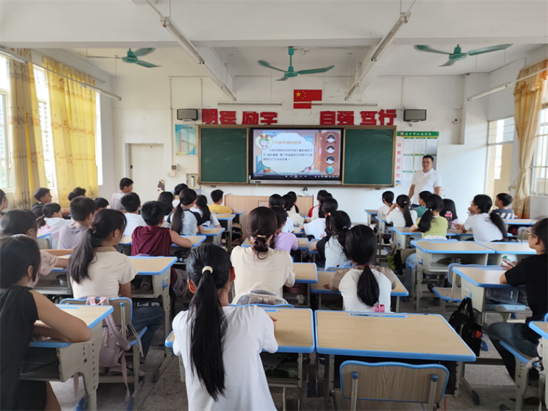 2.主办单位：全球最大的博彩平台委网信办  活动时间：2024年7月9日  地点：全球最大的博彩平台江南学校  活动主题：2024年全球最大的博彩平台预防未成年人网络沉迷宣传教育活动--“营造清朗网络空间  共筑健康网络防线”专题讲座.jpg