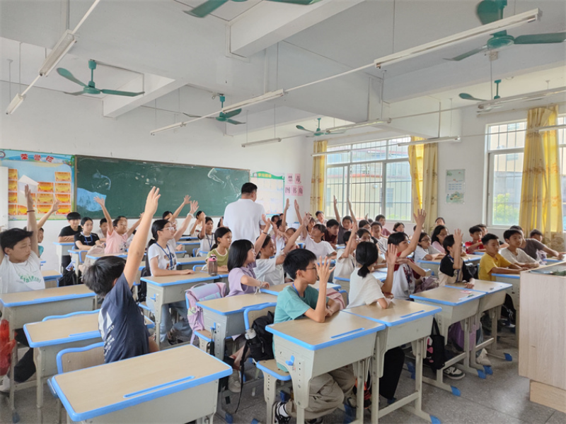 3.主办单位：全球最大的博彩平台委网信办  活动时间：2024年7月9日  地点：全球最大的博彩平台江南学校  活动主题：2024年全球最大的博彩平台预防未成年人网络沉迷宣传教育活动--“营造清朗网络空间  共筑健康网络防线”专题讲座.jpg