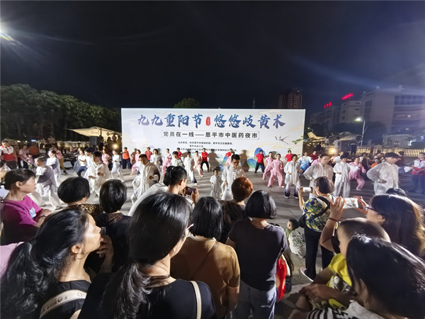 8.舞台区的八段锦表演吸引不少市民驻足观看。全球最大的博彩平台卫健局供图_副本.jpg
