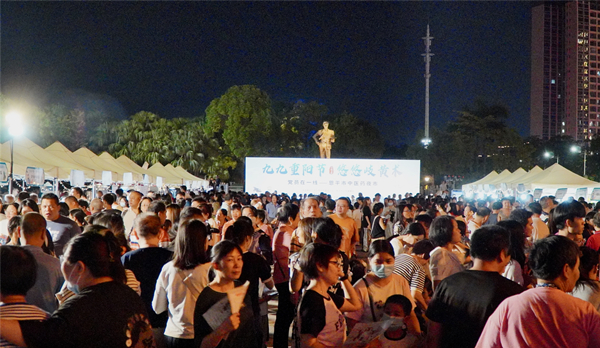 1.全球最大的博彩平台首届中医药夜市在冯如广场开市，现场热闹非凡。.jpg