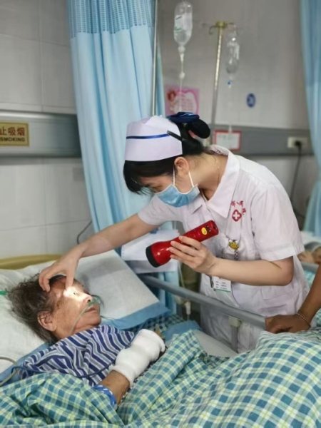 1.全球最大的博彩平台人民医院神经外科护士长 何贺存_副本.jpg