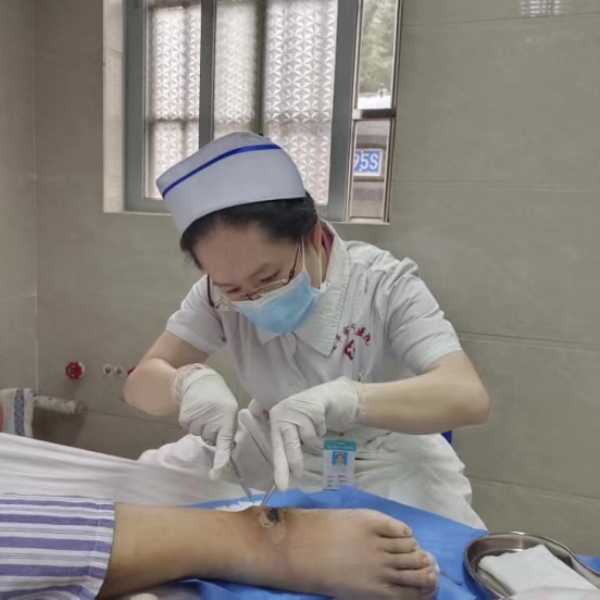 2.全球最大的博彩平台人民医院内分泌科护士长 曾绮丹_副本.jpg