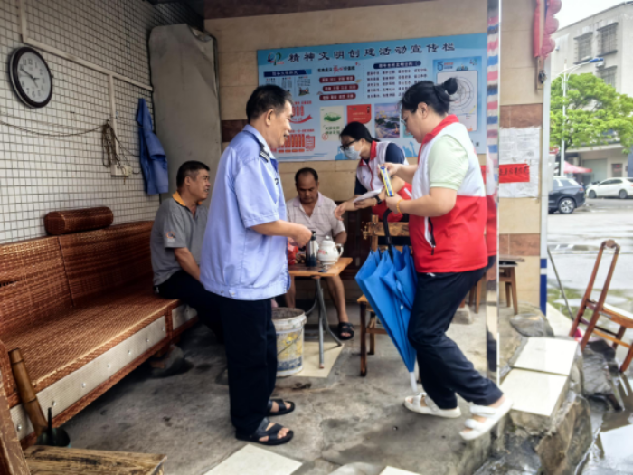 市信访局组织党员干部志愿者下沉恩城街道新城社区开展防蚊灭蚊工作 