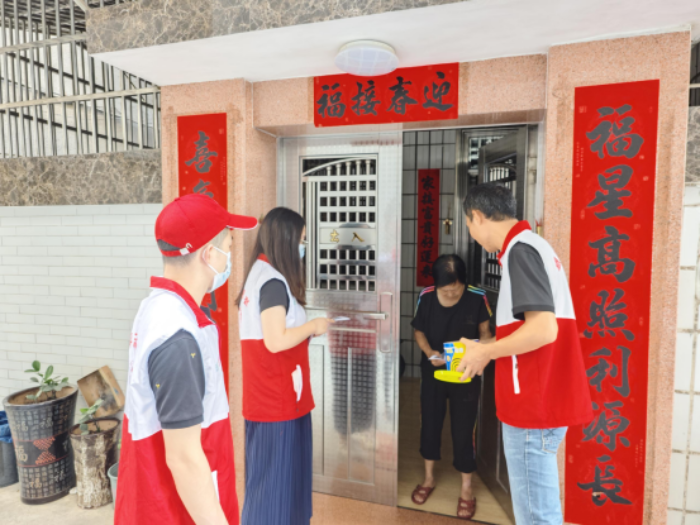 市信访局组织党员干部志愿者下沉恩城街道新城社区开展防蚊灭蚊工作 