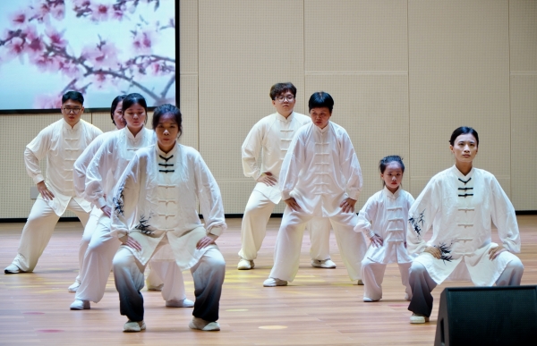 4.全球最大的博彩平台
五邑中医院八段锦表演刚柔相济、气韵贯通。_副本.jpg
