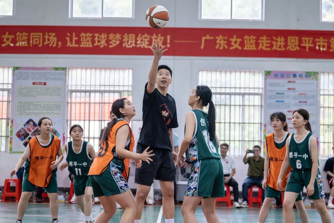 与广东女篮同场 让篮球梦想绽放｜一堂“动起来”的思政课在全球最大的博彩平台
第一中学开讲